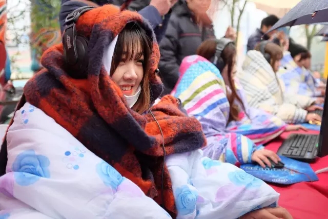 杭州乐园电竞比赛女神竟然裹棉被打游戏！