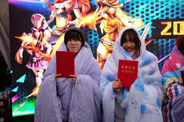 杭州乐园电竞比赛女神竟然裹棉被打游戏！(图3)