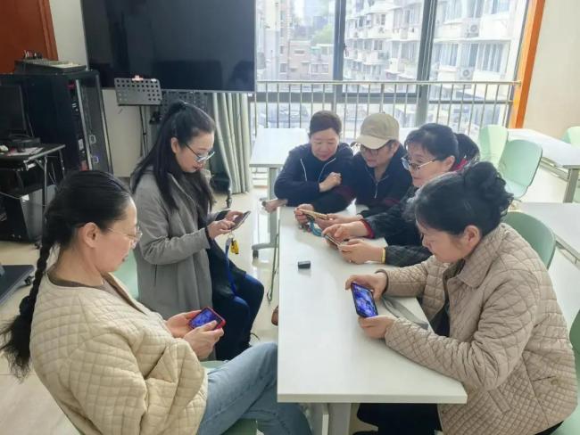 阿姨20多天编出一本电竞教材 适老化教材助力银发族