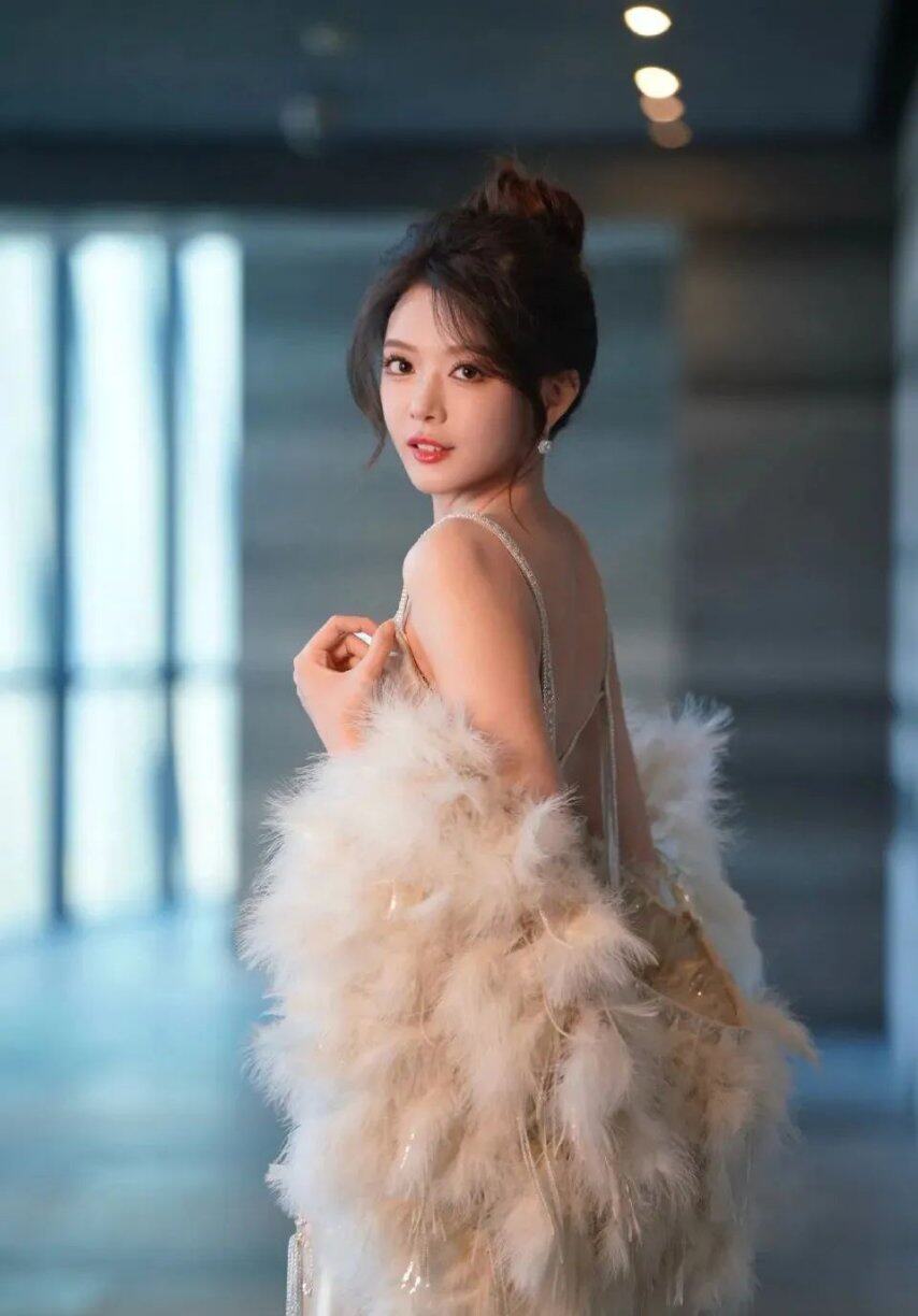 LPL女主持骆歆侧面像怀孕？树奈奈直播意外露出骆歆侧面网友：故意的