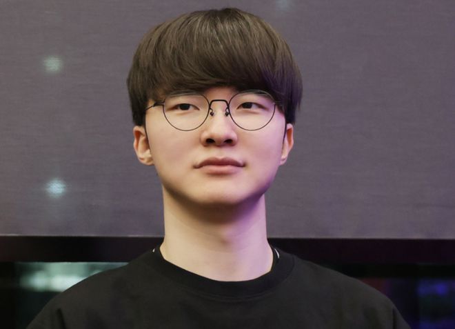 女主播因长相酷似faker而火穿女仆装擦边LOL段位只有白银(图2)