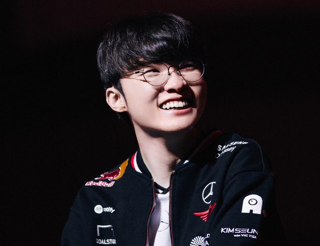女主播因长相酷似faker而火穿女仆装擦边LOL段位只有白银(图3)
