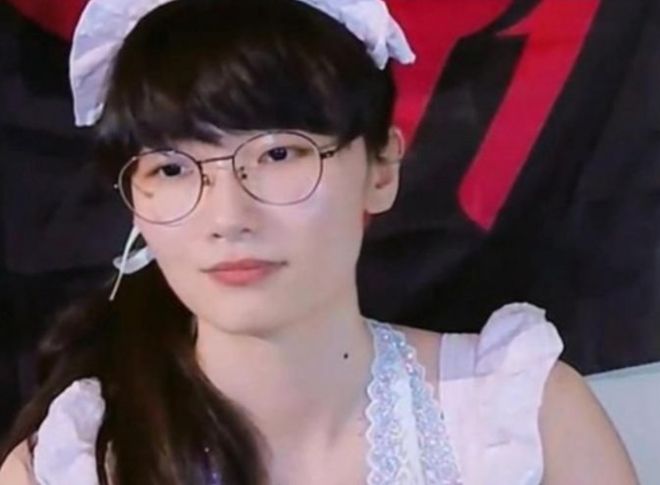 女主播因长相酷似faker而火穿女仆装擦边LOL段位只有白银(图5)