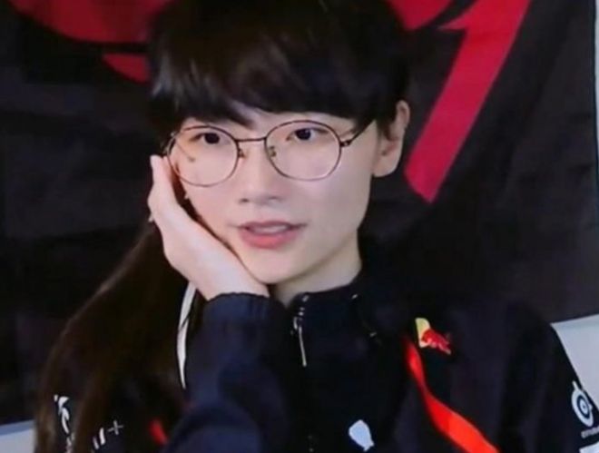 女主播因长相酷似faker而火穿女仆装擦边LOL段位只有白银(图6)
