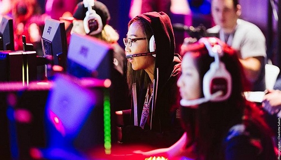 先天LOL圣体！女版Faker相似度超过99%电竞圈集体围观太难绷