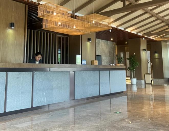 酒店好心提供免费停车券女子大发雷霆：没车不配住你们酒店吗？(图7)