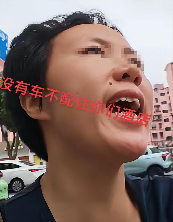 酒店好心提供免费停车券女子大发雷霆：没车不配住你们酒店吗？(图5)