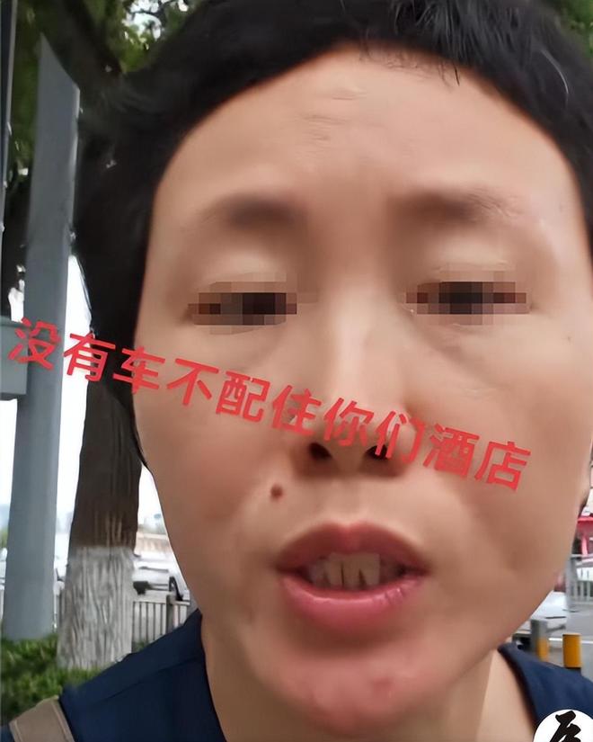 酒店好心提供免费停车券女子大发雷霆：没车不配住你们酒店吗？(图14)