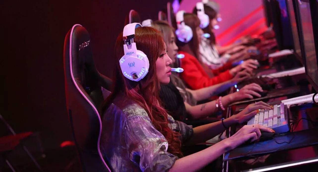 TVB力捧小花重返校园曾被传百亿富三代包养获多部重头剧角色