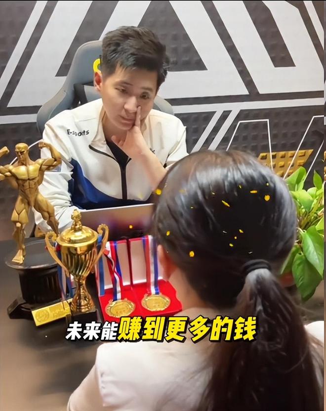 13岁女孩亲手撕毁重点初中通知书要当电竞职业选手只为多挣钱(图8)