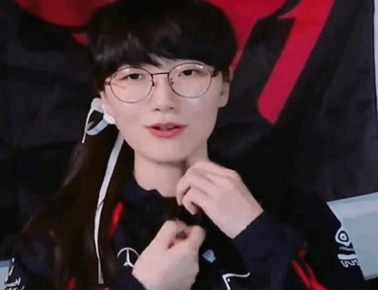 女版“Faker”来观战LPL总决赛了！众多帅哥与其合影