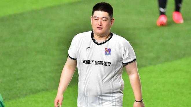 赵本山子嗣罕见亮相180斤“尊贵体型”引关注旁边女子似杨颖(图8)