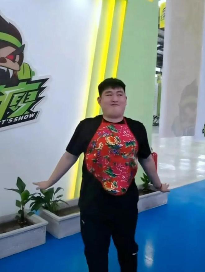 赵本山子嗣罕见亮相180斤“尊贵体型”引关注旁边女子似杨颖(图2)