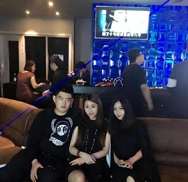 赵本山子嗣罕见亮相180斤“尊贵体型”引关注旁边女子似杨颖(图3)