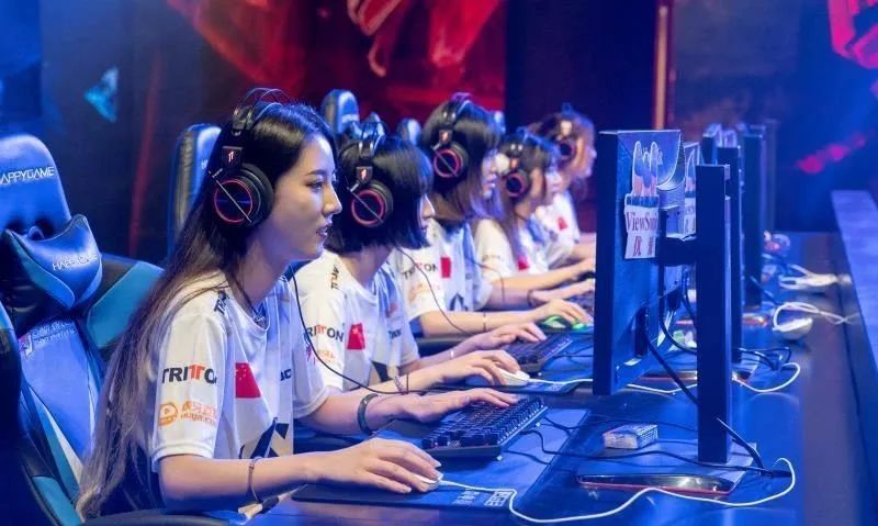 电竞潮女揭秘：女子电竞到底是看脸、看腿、还是看技术？