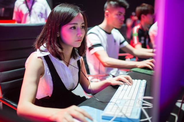 当电竞少女走进现实：原来游戏打得好的人真的会发光
