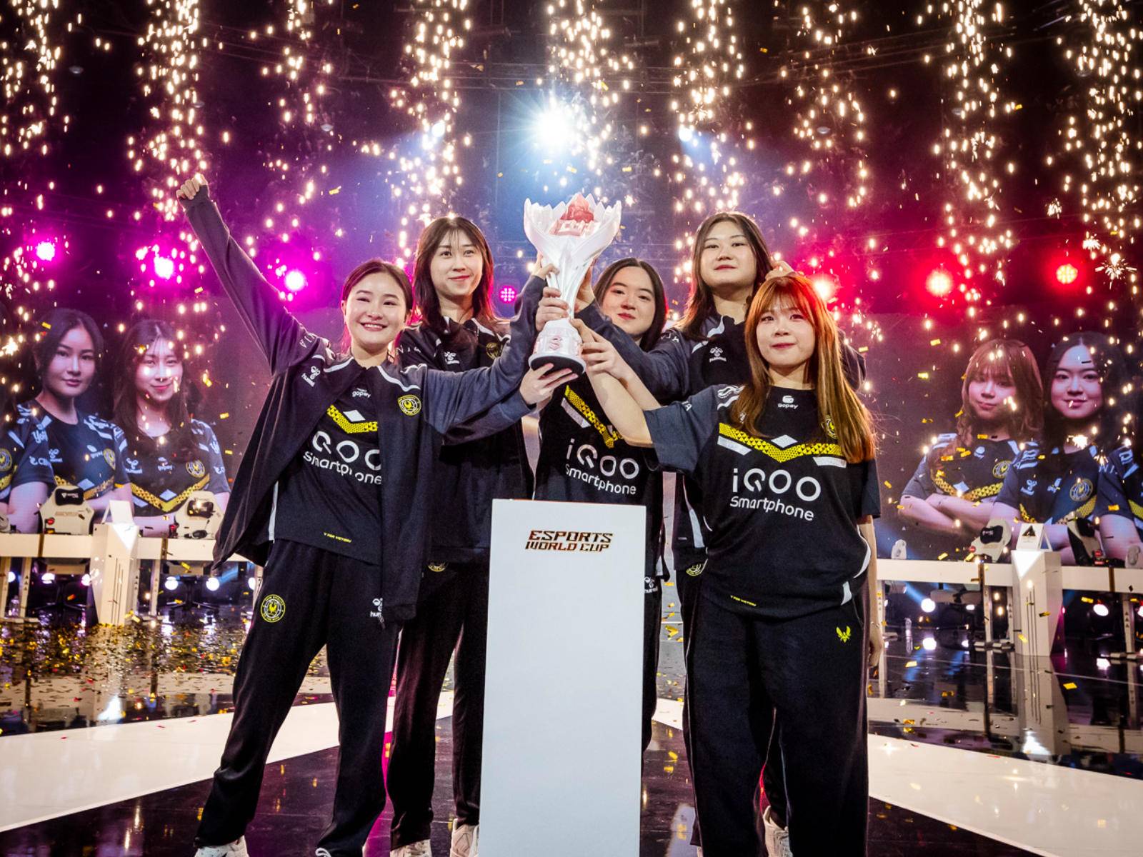 孙怡 金色短裙加缠绕绑腿式一字带高跟凉鞋穿搭 jio丫太美太精致了