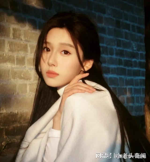 《大生意人》最水灵美女角色登场！演员2部剧在播角色反差好大(图10)