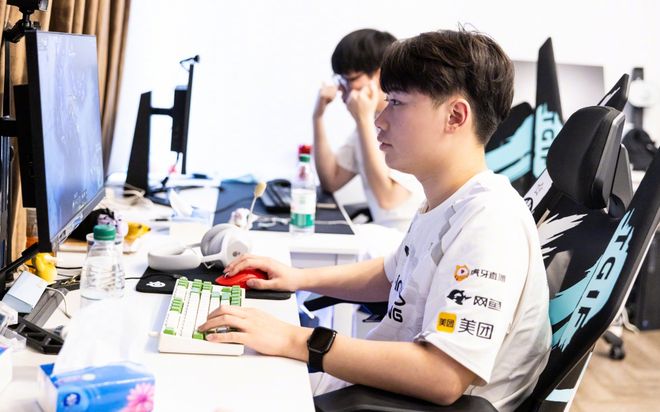 雷竞技资讯：IG淘汰TES后Jwei曝光打了教练没人要！不然买不到(图3)