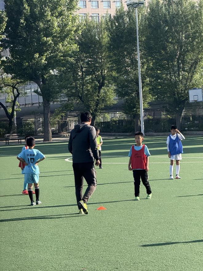 足球青训破局｜场地、教练、竞赛体系“大山”面前道阻且长