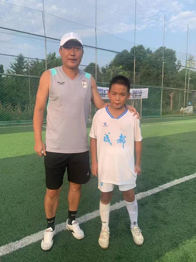 足球青训破局｜充满考验的足球路家庭为了梦想而坚持(图5)