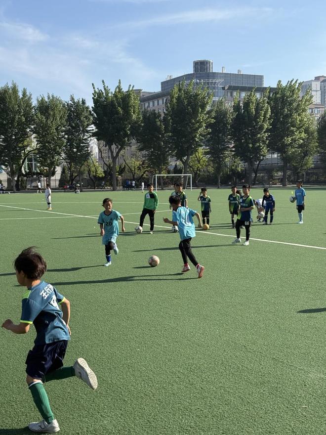 足球青训破局｜充满考验的足球路家庭为了梦想而坚持(图3)