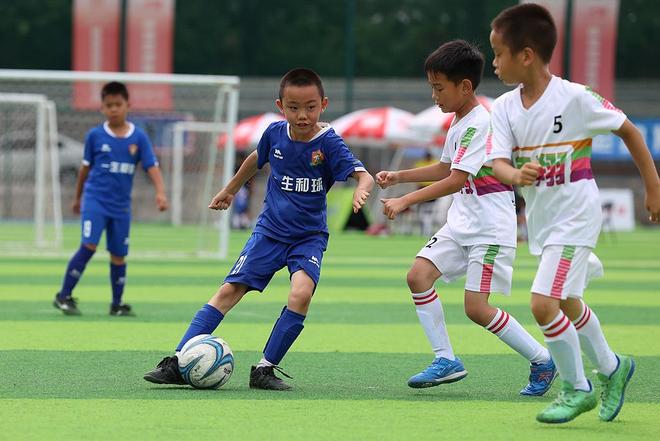 足球青训破局｜充满考验的足球路家庭为了梦想而坚持(图6)