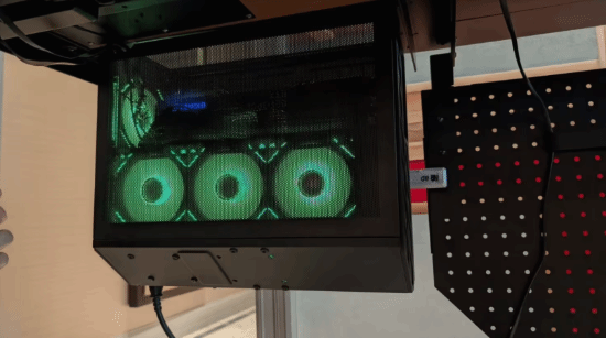 一桌搞定电竞房!联力电竞桌自带PC机箱 PS5NS2支架