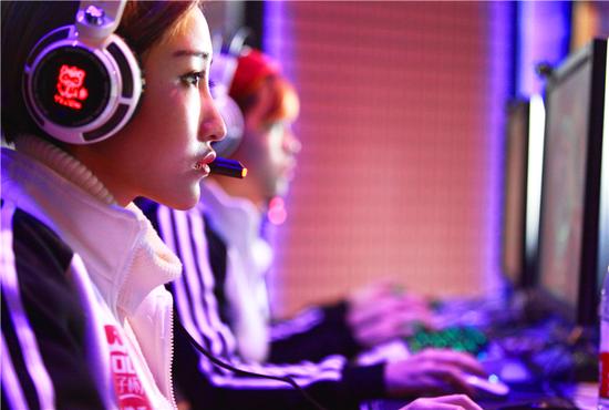 陈赫一家新加坡度假穿厚底鞋才与老婆同高身材发福得有160斤