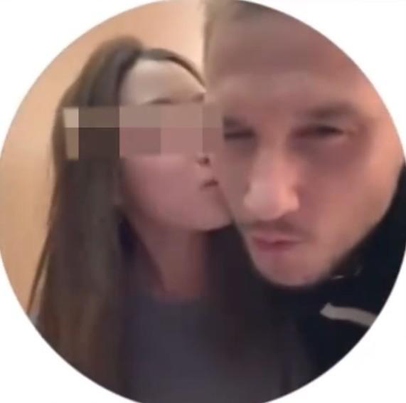 商K事件后on在上海被街头摄影师拍到和女友手牵手逛街