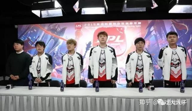 观众哪去了？8000人的主场不够2000人各种骚操作把人气扫光