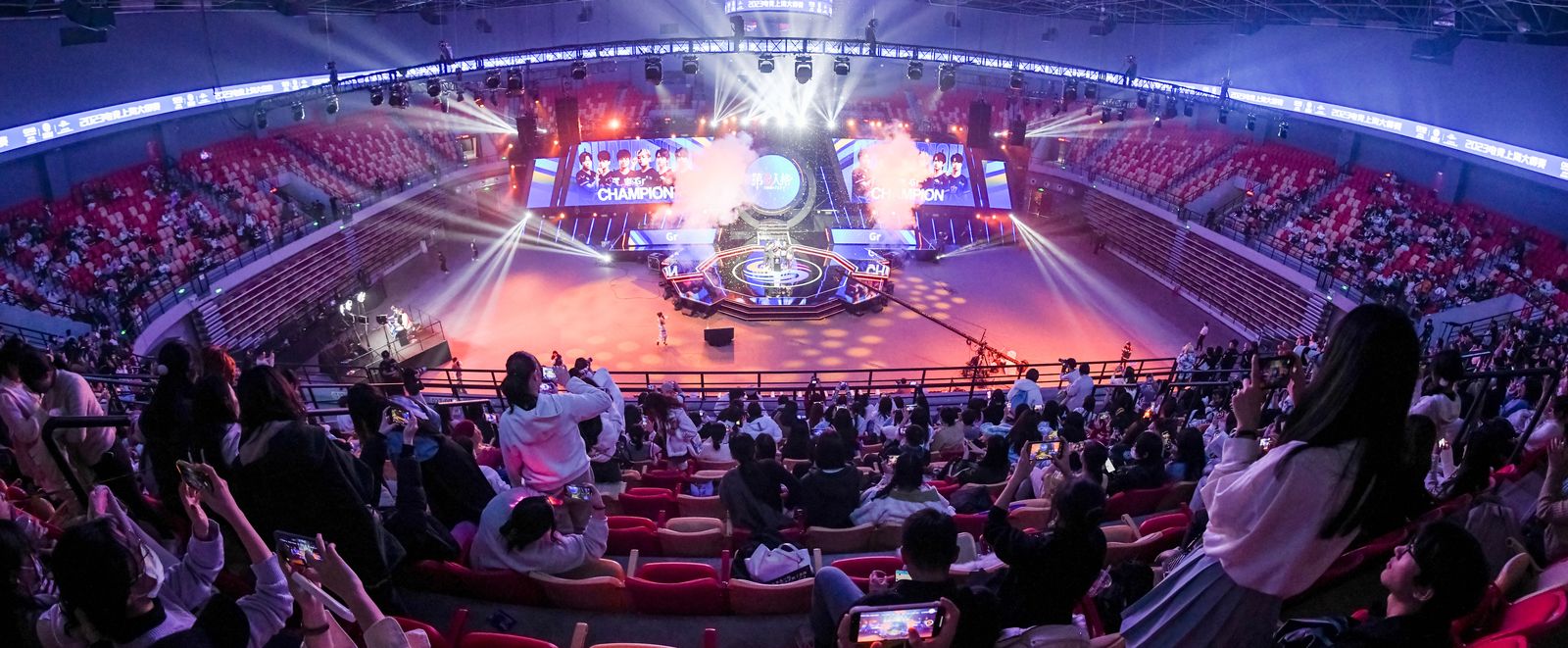 吴宜泽两次失误遗憾落败希金斯距离三大赛10冠仅差一胜小特延续冠军荒