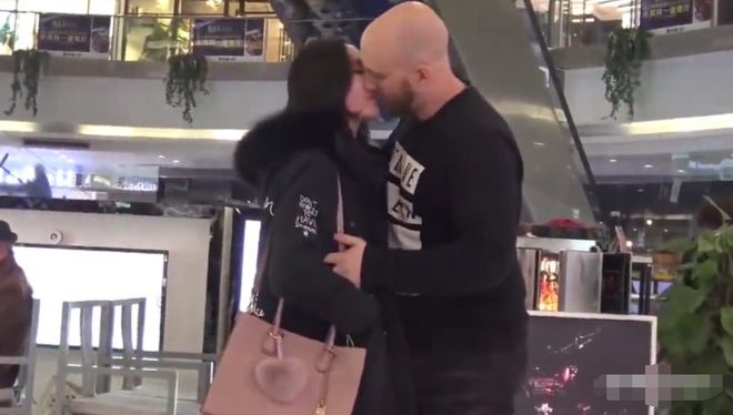 从“巴西牛排”到“Easy Girl”：果然魔幻从未停止(图9)