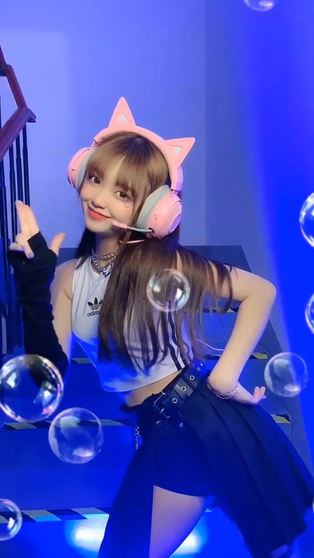 “深V级网红”港风韵味拉满的电竞女神甜御颜配高挑身段美到出圈