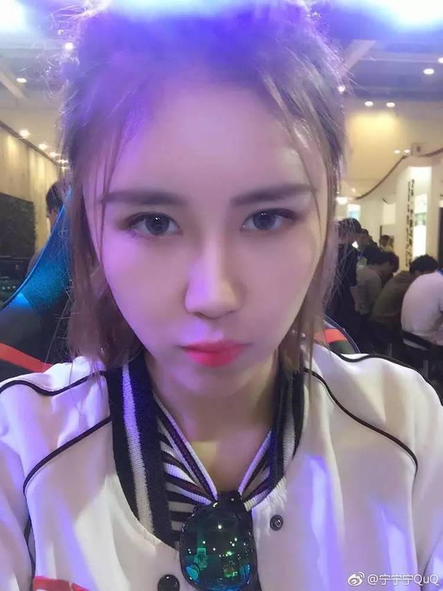 小虞姬助力虞姬五虎夺UZI杯Rookie新女友挑衅小钰引发热议