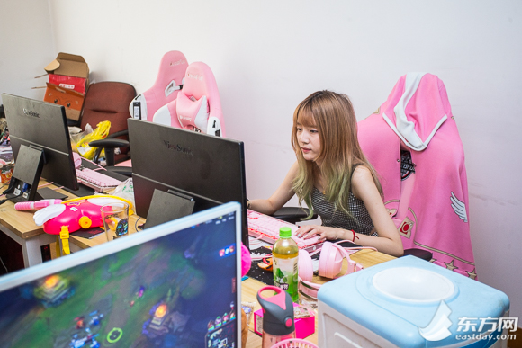 走近这些小姐姐粉色世界的电竞梦是真实还是残酷？(图3)