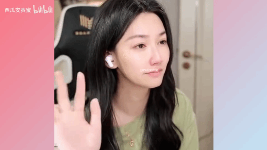 痛哭赛道第一人！初代电竞女神小苍直播间当众痛哭