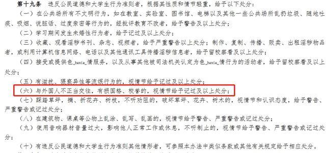 【图】易烊千玺树上自拍脚搭在树枝上玩耍